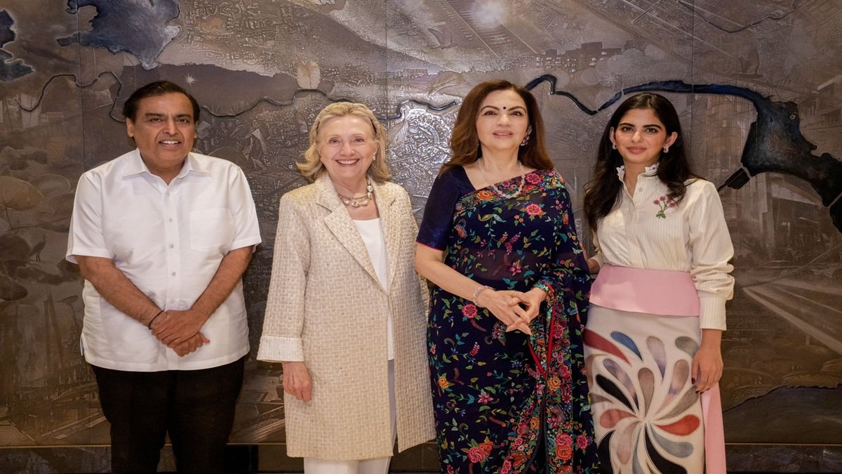 मुकेश अंबानी, नीता अंबानी ने अपने मुंबई आवास पर पूर्व अमेरिकी विदेश मंत्री हिलेरी क्लिंटन की मेजबानी की