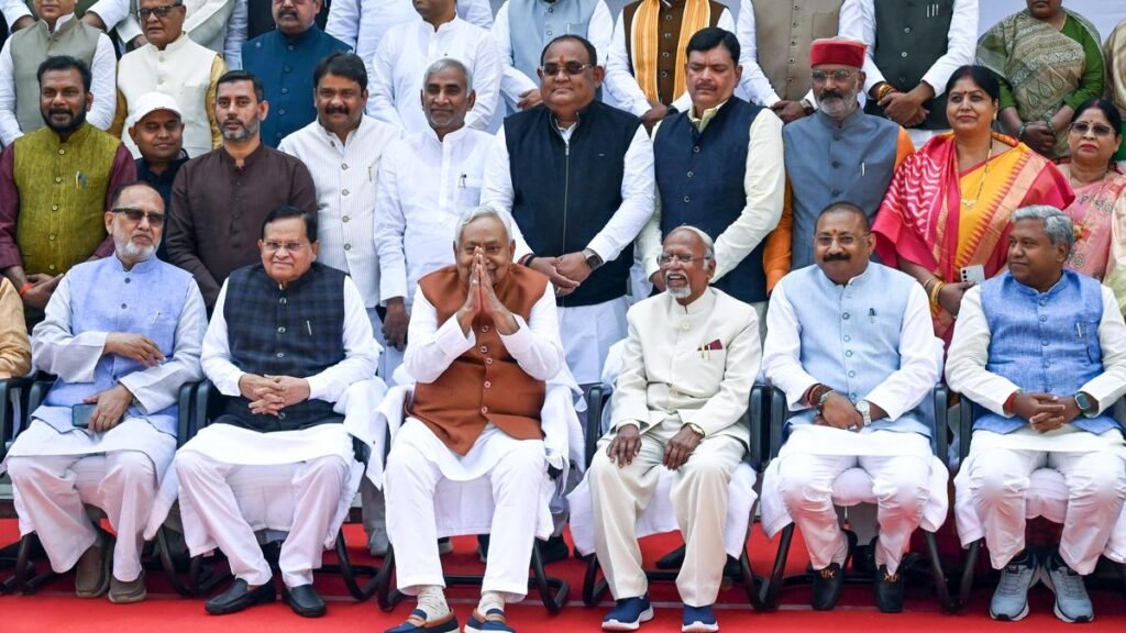 सीएजी की 2023 की बिहार रिपोर्ट में सरकार पर राजस्व बकाया की बात सामने आई है सीएजी की 2023 की बिहार रिपोर्ट में सरकार पर राजस्व बकाया की बात सामने आई है