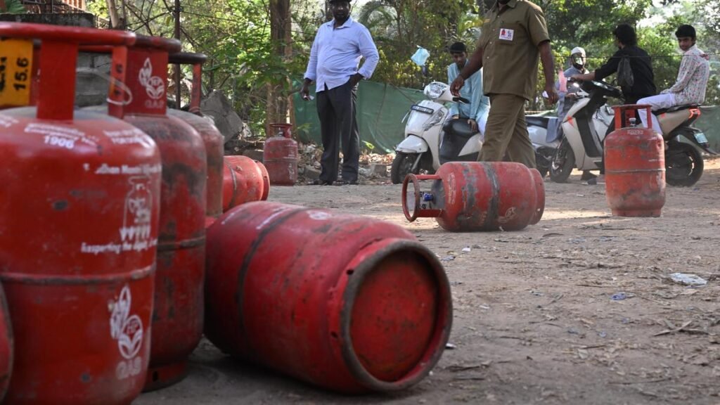 23 मार्च रोलआउट: केंद्र की 20% एलपीजी आवंटन बढ़ोतरी शुरू हुई, लेकिन पूरे केरल में कमी बनी हुई है 23 मार्च रोलआउट: केंद्र की 20% एलपीजी आवंटन बढ़ोतरी शुरू हुई, लेकिन पूरे केरल में कमी बनी हुई है