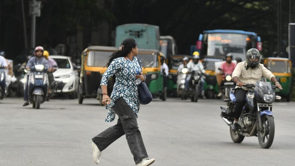 आंकड़ों से पता चलता है कि कर्नाटक में तीन वर्षों में 6,800 से अधिक पैदल यात्रियों की मौत हो गई आंकड़ों से पता चलता है कि कर्नाटक में तीन वर्षों में 6,800 से अधिक पैदल यात्रियों की मौत हो गई