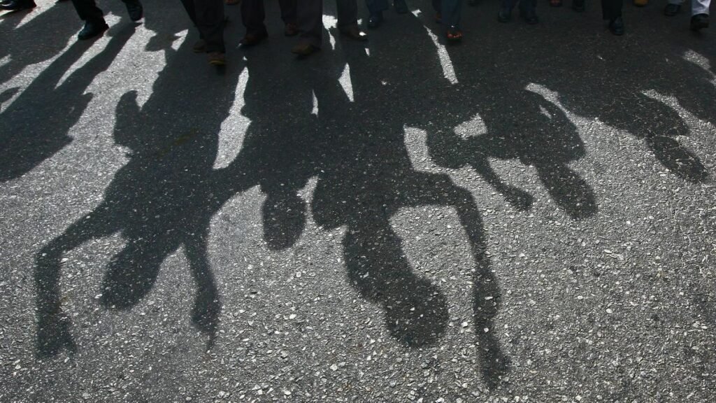 ईरान के सर्वोच्च नेता अयातुल्ला अली खामेनेई की मौत पर कर्नाटक के अलीपुर में विरोध मार्च, शोक