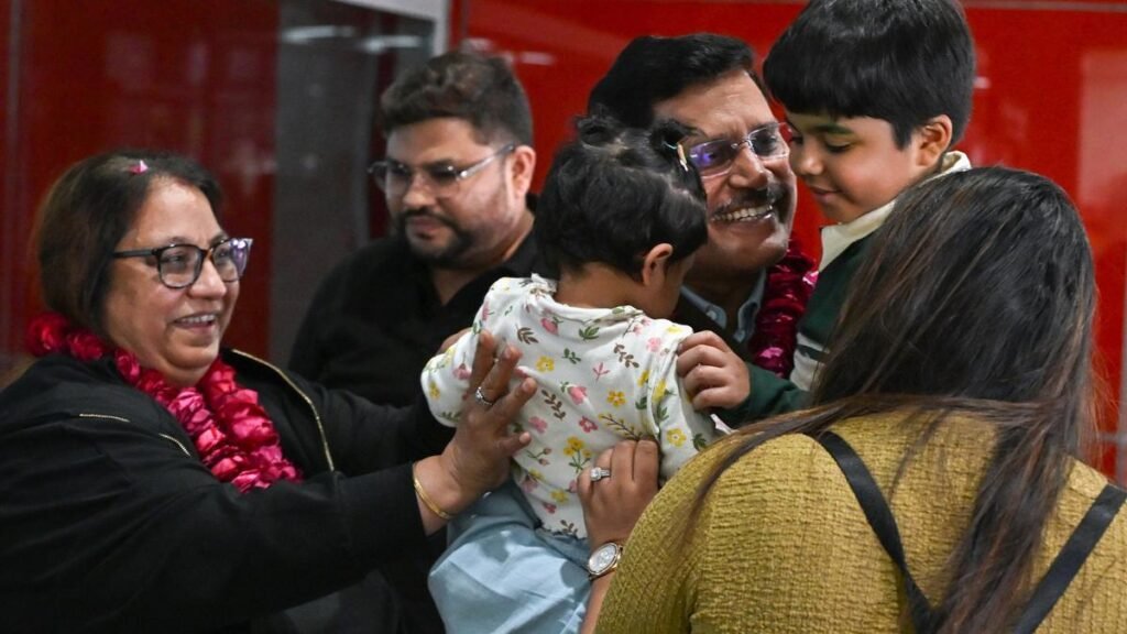 ईरान पर अमेरिकी-इजरायल हमले का लाखों भारतीय प्रवासी कामगारों पर क्या प्रभाव पड़ सकता है? ईरान पर अमेरिकी-इजरायल हमले का लाखों भारतीय प्रवासी कामगारों पर क्या प्रभाव पड़ सकता है?