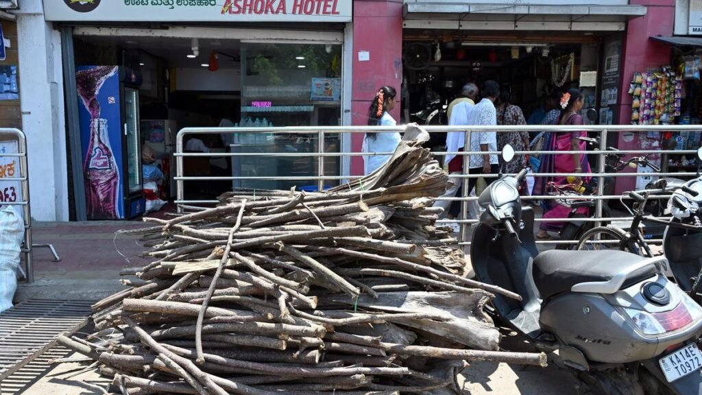 एलपीजी संकट: रसोई गैस संकट से ग्रामीण और अर्ध-शहरी कर्नाटक में जलाऊ लकड़ी की अर्थव्यवस्था पुनर्जीवित हो गई है