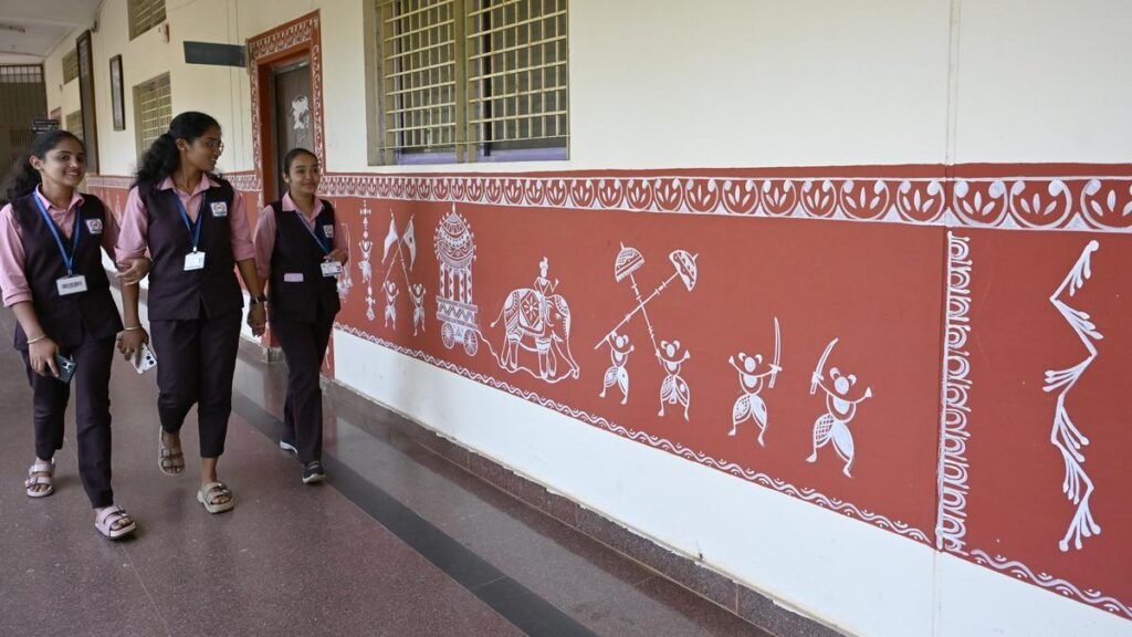 कर्नाटक में छात्र कॉलेज की दीवारों को भित्तिचित्रों और हसे चित्तारा पैटर्न से सुशोभित करते हैं कर्नाटक में छात्र कॉलेज की दीवारों को भित्तिचित्रों और हसे चित्तारा पैटर्न से सुशोभित करते हैं