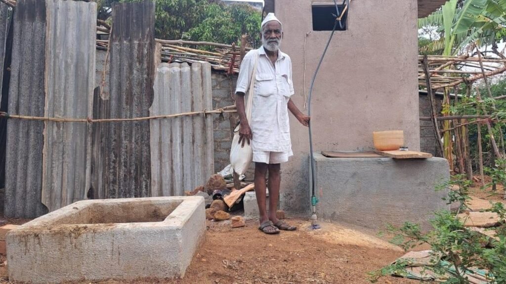 घरों में गोबर गैस संयंत्र सिलेंडर की कमी के बीच बेलगावी के कट्टनबावी के निवासियों को एक ढाल प्रदान करते हैं