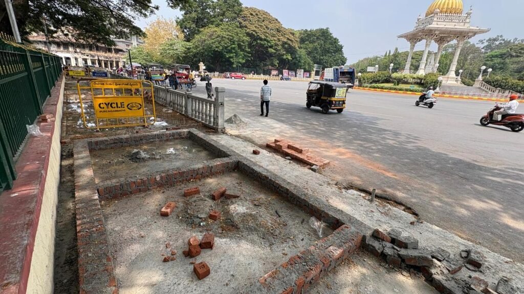 जनता के आक्रोश के बाद एमसीसी ने मैसूरु टाउन हॉल के पास विवादास्पद तांगा टिकट काउंटर पर काम रोक दिया जनता के आक्रोश के बाद एमसीसी ने मैसूरु टाउन हॉल के पास विवादास्पद तांगा टिकट काउंटर पर काम रोक दिया