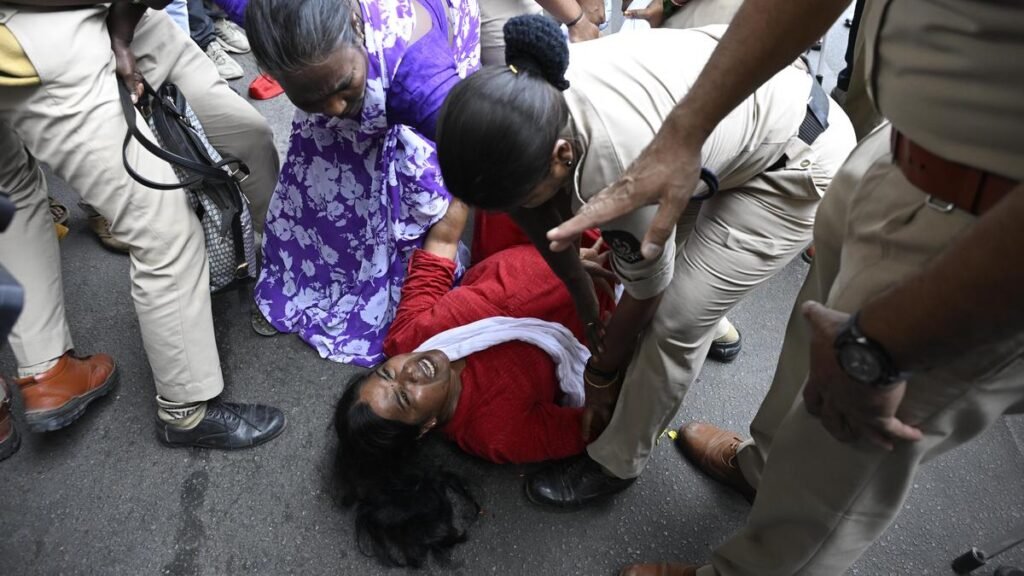 तेलंगाना में आशा कार्यकर्ताओं ने ₹18,000 निश्चित वेतन, नौकरी की सुरक्षा और सार्वजनिक स्वास्थ्य प्रणाली में मान्यता के लिए विरोध प्रदर्शन किया तेलंगाना में आशा कार्यकर्ताओं ने ₹18,000 निश्चित वेतन, नौकरी की सुरक्षा और सार्वजनिक स्वास्थ्य प्रणाली में मान्यता के लिए विरोध प्रदर्शन किया