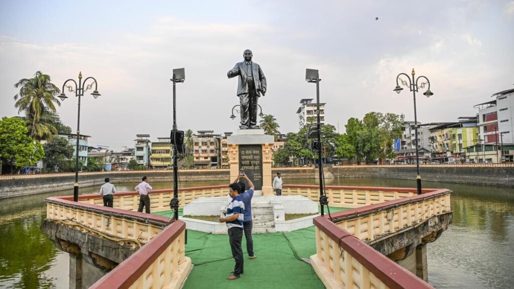 दासगांव की पुनरावृत्ति, जहां एक 23 वर्षीय व्यक्ति ने कुएं से पानी पीया और सामाजिक व्यवस्था को तोड़ दिया दासगांव की पुनरावृत्ति, जहां एक 23 वर्षीय व्यक्ति ने कुएं से पानी पीया और सामाजिक व्यवस्था को तोड़ दिया