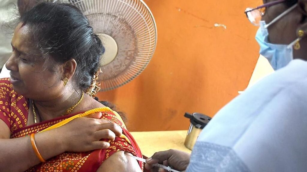 देशों को गंभीर कोविड-19 बीमारी के उच्चतम जोखिम वाले समूहों के लिए टीकाकरण पर विचार करना चाहिए