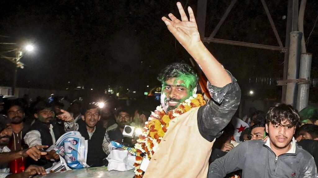 पटना विश्वविद्यालय छात्र संघ चुनाव में एनएसयूआई ने बढ़त बना ली है पटना विश्वविद्यालय छात्र संघ चुनाव में एनएसयूआई ने बढ़त बना ली है