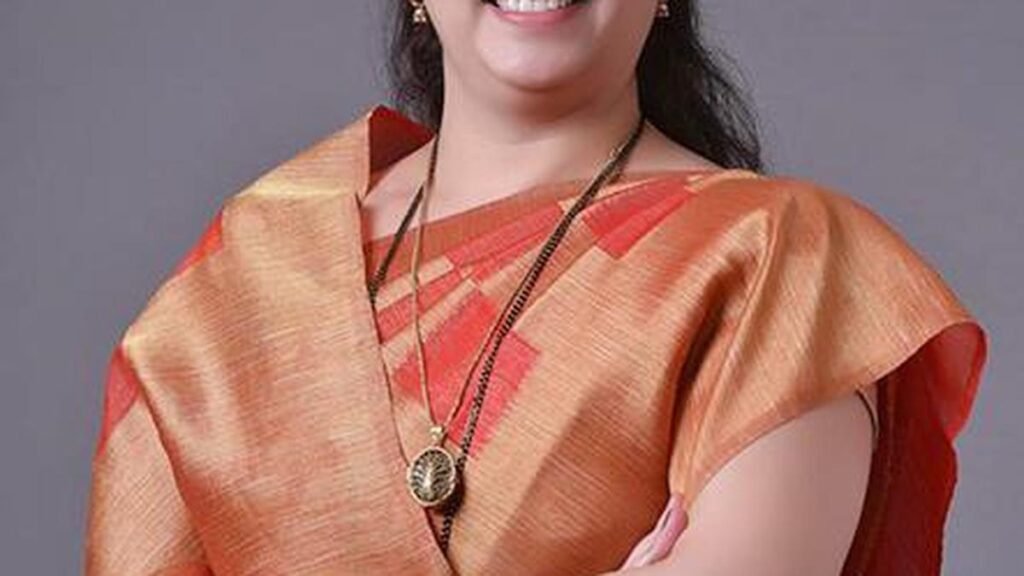 बलात्कार के आरोपी बाबा के साथ संबंधों को लेकर आलोचना झेल रही महाराष्ट्र महिला पैनल की प्रमुख ने इस्तीफा दिया बलात्कार के आरोपी बाबा के साथ संबंधों को लेकर आलोचना झेल रही महाराष्ट्र महिला पैनल की प्रमुख ने इस्तीफा दिया