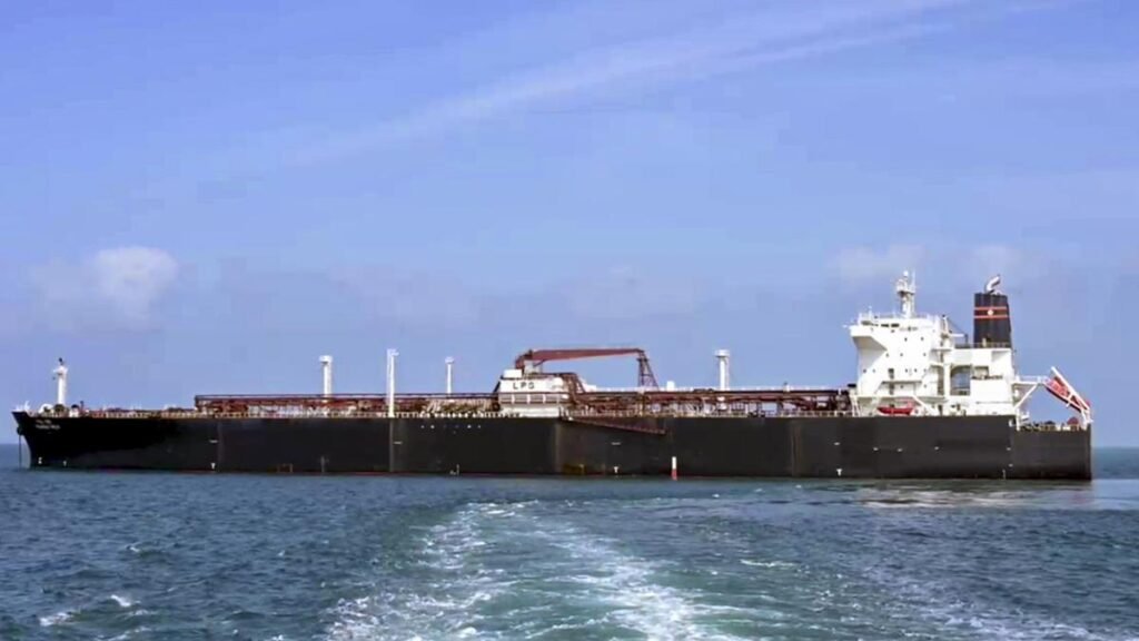 भारत का दूसरा एलपीजी वाहक 'नंदा देवी' गुजरात बंदरगाह पर पहुंचा