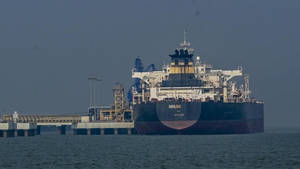 भारतीय झंडे वाले 27 जहाज फारस की खाड़ी में फंसे हुए हैं, एक ने आगे बढ़ना शुरू किया: सरकारी अधिकारी