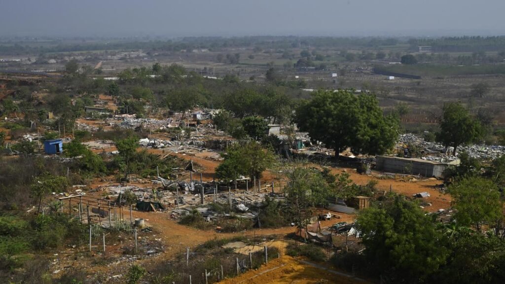 भूदान की जमीन पर बुलडोजर से राजनीतिक धूल उड़ती है भूदान की जमीन पर बुलडोजर से राजनीतिक धूल उड़ती है