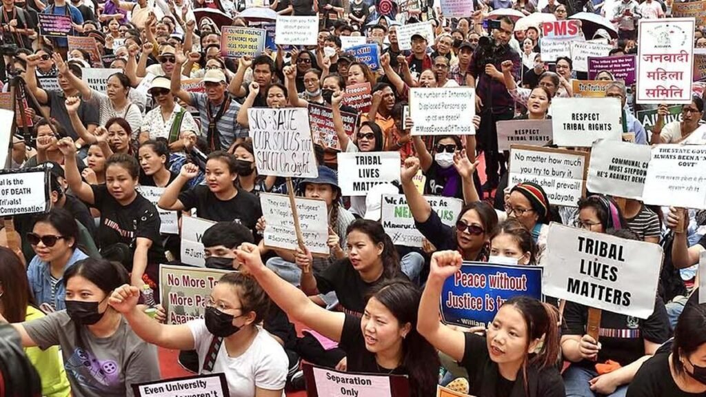 मणिपुर में दो कुकी-ज़ो महिलाओं को निर्वस्त्र कर घुमाया गया, सामूहिक बलात्कार किया गया, तीन साल बाद भी न्याय नहीं मिल सका मणिपुर में दो कुकी-ज़ो महिलाओं को निर्वस्त्र कर घुमाया गया, सामूहिक बलात्कार किया गया, तीन साल बाद भी न्याय नहीं मिल सका