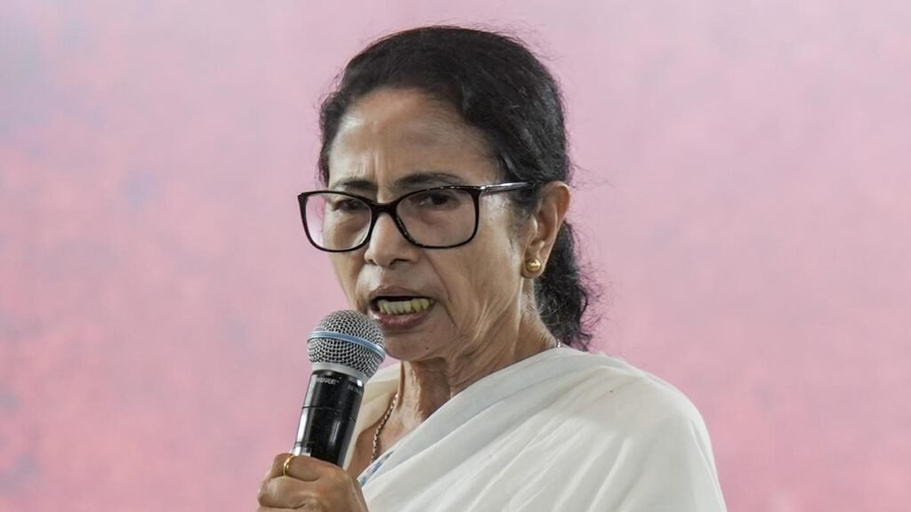 ममता ने सीईसी पर बैठक के दौरान पश्चिम बंगाल के अधिकारियों को धमकाने का आरोप लगाया