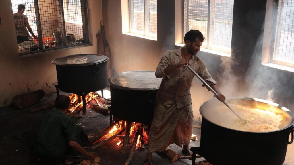 रमज़ान 2026: तिरुवनंतपुरम की मस्जिदों में 'नोम्बू कांजी' तैयार करने वाले कुछ रसोइयों से मिलें