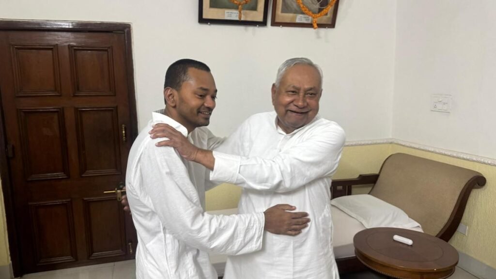 राजनीति में डेब्यू करने वाले निशांत कुमार पार्टी गतिविधियों में व्यस्त रहते हैं