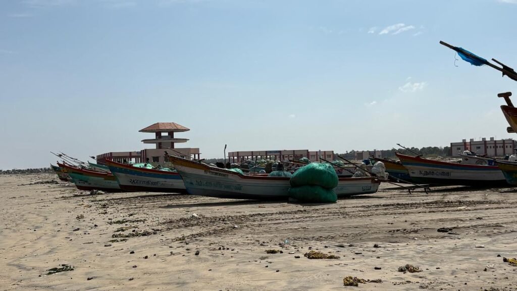 वेल्लापल्लम बंदरगाह परियोजना का काम रुका हुआ है क्योंकि संशोधित अनुमान के लिए मंजूरी का इंतजार है