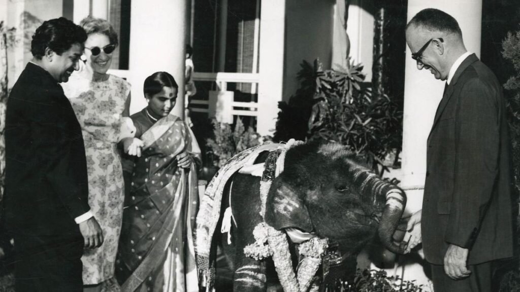 शिवाजी गणेशन द्वारा अमेरिकी बच्चों को हाथी के बच्चे का उपहार और राजकीय अतिथि के रूप में उनकी अमेरिकी यात्रा