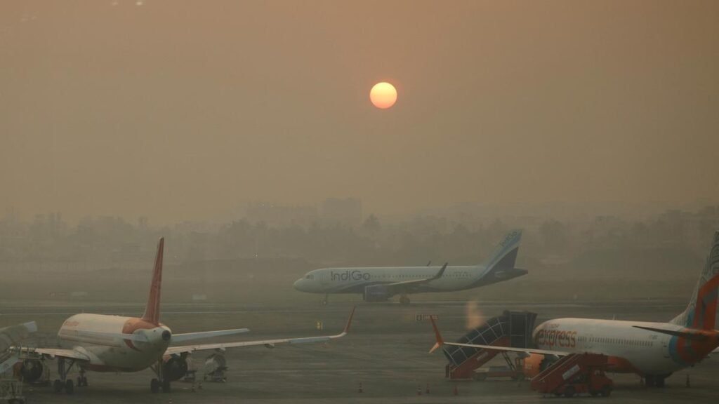 सरकार का कहना है कि सुप्रीम कोर्ट ने हवाई किराया बढ़ोतरी पर याचिका पर जवाब देने के लिए केंद्र को चार सप्ताह की छूट दी है। 'अब बड़ी समस्याओं' से निपटना