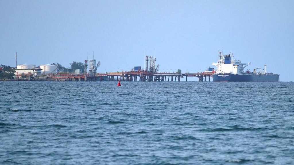 ईरानी तेल ले जाने वाला जहाज भारत से चीन की ओर जाने के बीच में रास्ता बदलता है