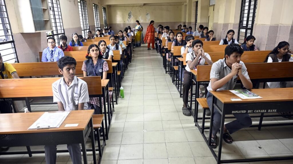 कर्नाटक में तीसरी भाषा की ग्रेडिंग को लेकर हंगामा