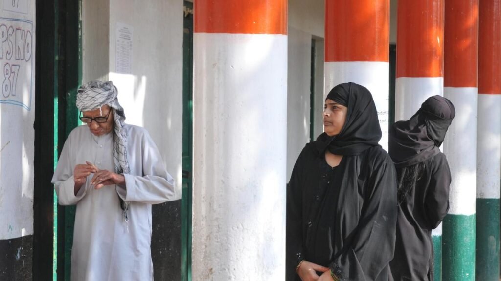 दावणगेरे दक्षिण: कांटे की टक्कर की संभावना है, जबकि अल्पसंख्यक शमनूर परिवार का समर्थन करने को लेकर बंटे हुए हैं दावणगेरे दक्षिण: कांटे की टक्कर की संभावना है, जबकि अल्पसंख्यक शमनूर परिवार का समर्थन करने को लेकर बंटे हुए हैं