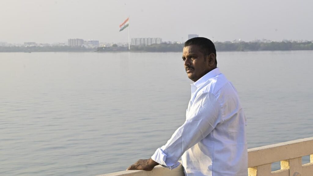 हुसैनसागर में एक सतर्क जीवन: टैंक बंड शिव द्वारा जीवन बचाने के दो दशक