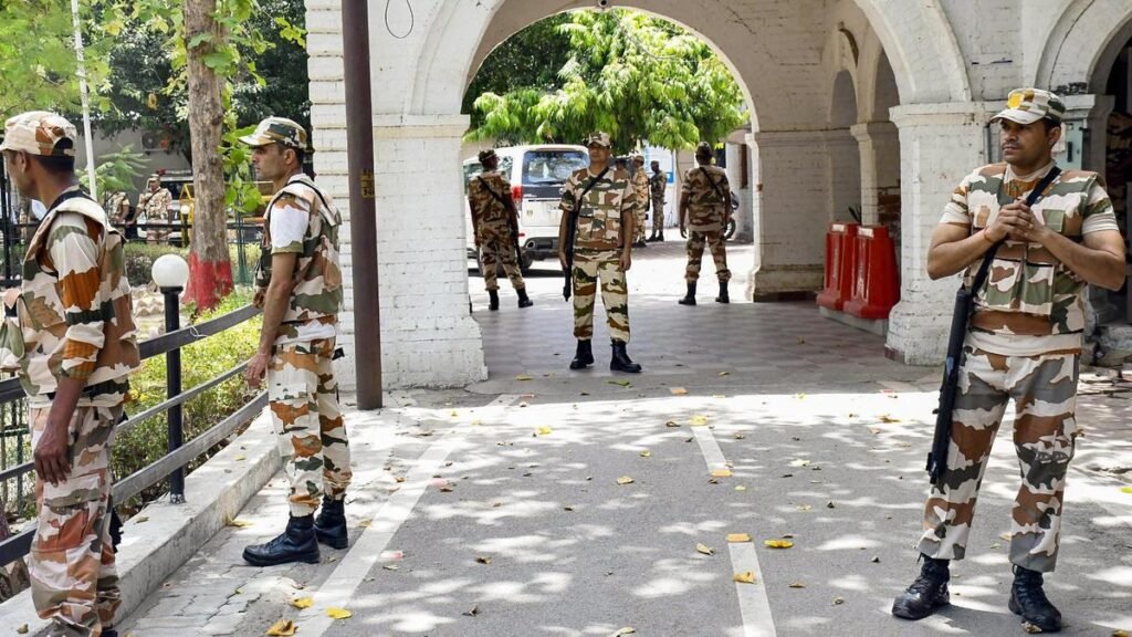 आईटीबीपी के अधिकारियों ने जवान की मां की चिकित्सकीय लापरवाही के मामले में कार्रवाई की मांग करते हुए कानपुर के शीर्ष पुलिस अधिकारी से मुलाकात की आईटीबीपी के अधिकारियों ने जवान की मां की चिकित्सकीय लापरवाही के मामले में कार्रवाई की मांग करते हुए कानपुर के शीर्ष पुलिस अधिकारी से मुलाकात की
