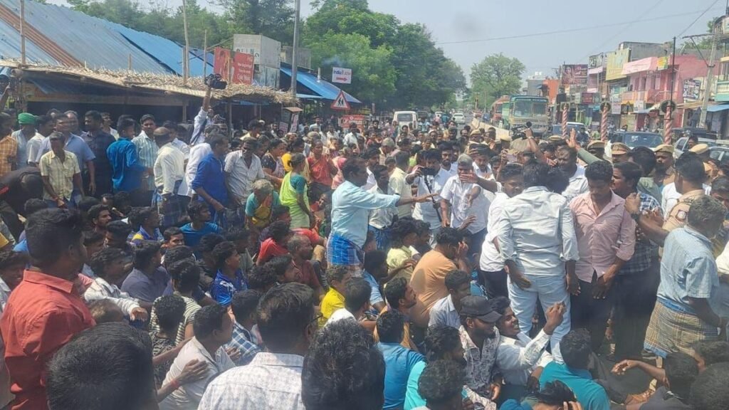 ईंट भट्ठा संचालकों से प्रति माह ₹1 लाख की रिश्वत मांगने वाले टीवीके पदाधिकारी के खिलाफ वेल्लोर में सड़क नाकाबंदी ईंट भट्ठा संचालकों से प्रति माह ₹1 लाख की रिश्वत मांगने वाले टीवीके पदाधिकारी के खिलाफ वेल्लोर में सड़क नाकाबंदी