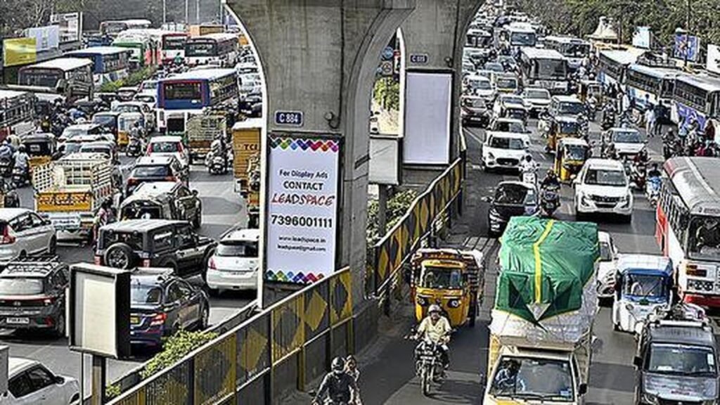 उप्पल फ्लाईओवर के काम से पूर्वी हैदराबाद में आवासीय लेन में यातायात बढ़ गया है, जिससे निवासियों के लिए आवागमन का समय दोगुना हो गया है
