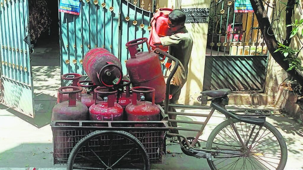 एलपीजी 'रोलिंग स्टॉक' के 45 दिनों के सरकार के दावे की वास्तविकता की जांच