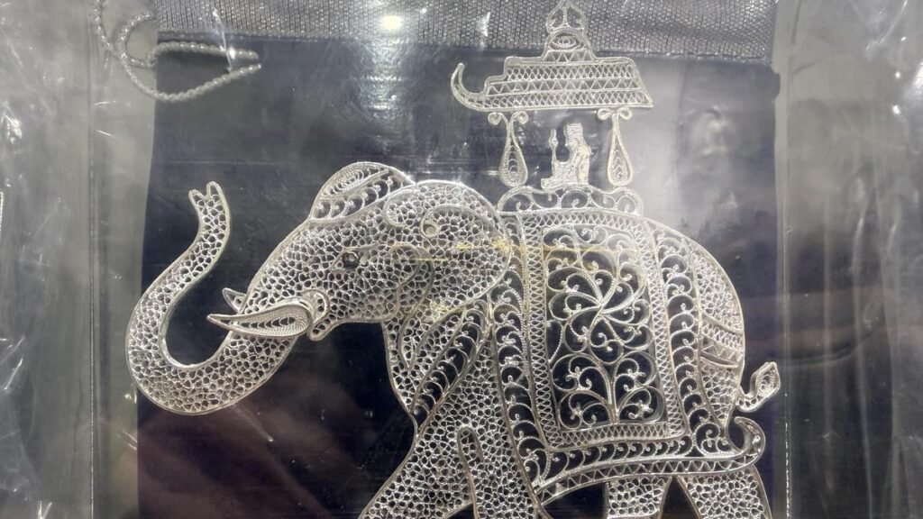 चांदी की कीमतों में उछाल से करीमनगर सिल्वर फिलिग्री कला की चमक कम हो गई है चांदी की कीमतों में उछाल से करीमनगर सिल्वर फिलिग्री कला की चमक कम हो गई है