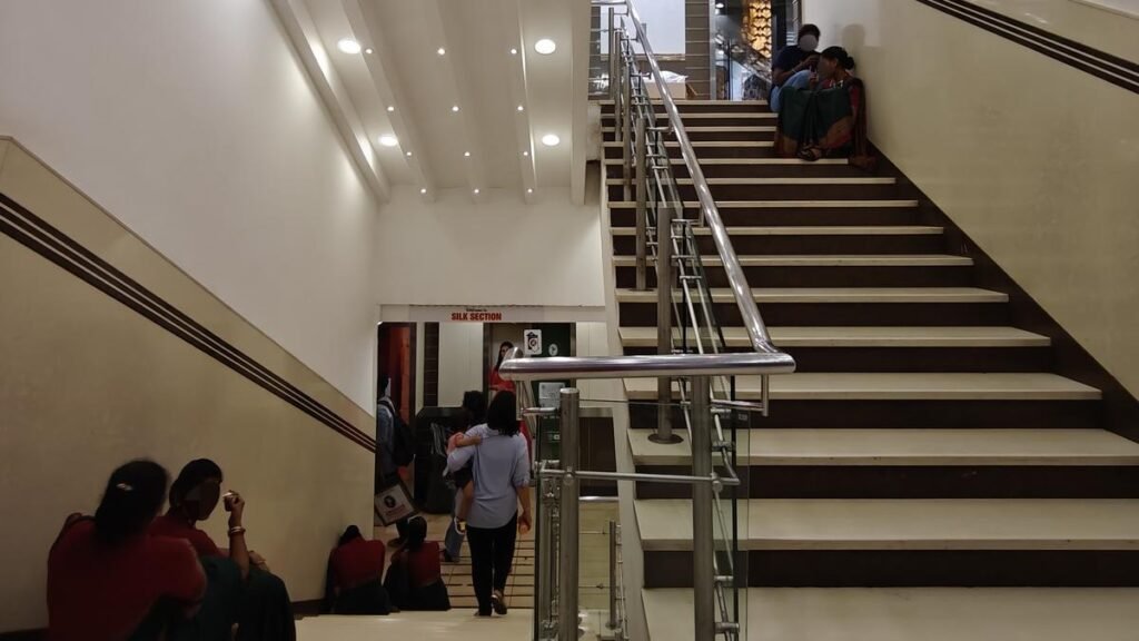 चेन्नई में खुदरा-कर्मचारियों के लिए आराम अभी भी एक उपकार है, अधिकार नहीं चेन्नई में खुदरा-कर्मचारियों के लिए आराम अभी भी एक उपकार है, अधिकार नहीं