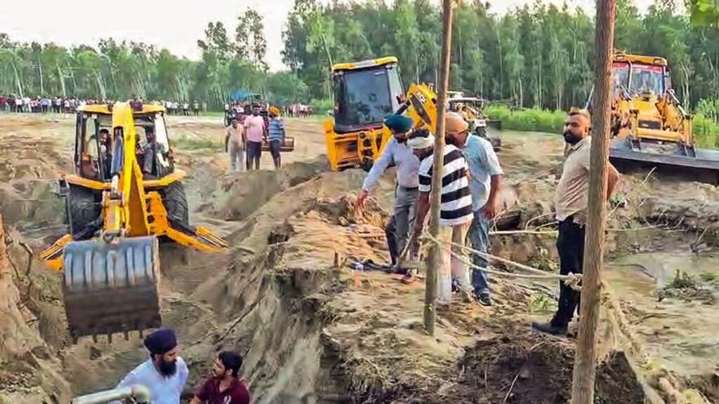 पंजाब के होशियारपुर में बोरवेल में गिरे चार साल के बच्चे को बचाया गया