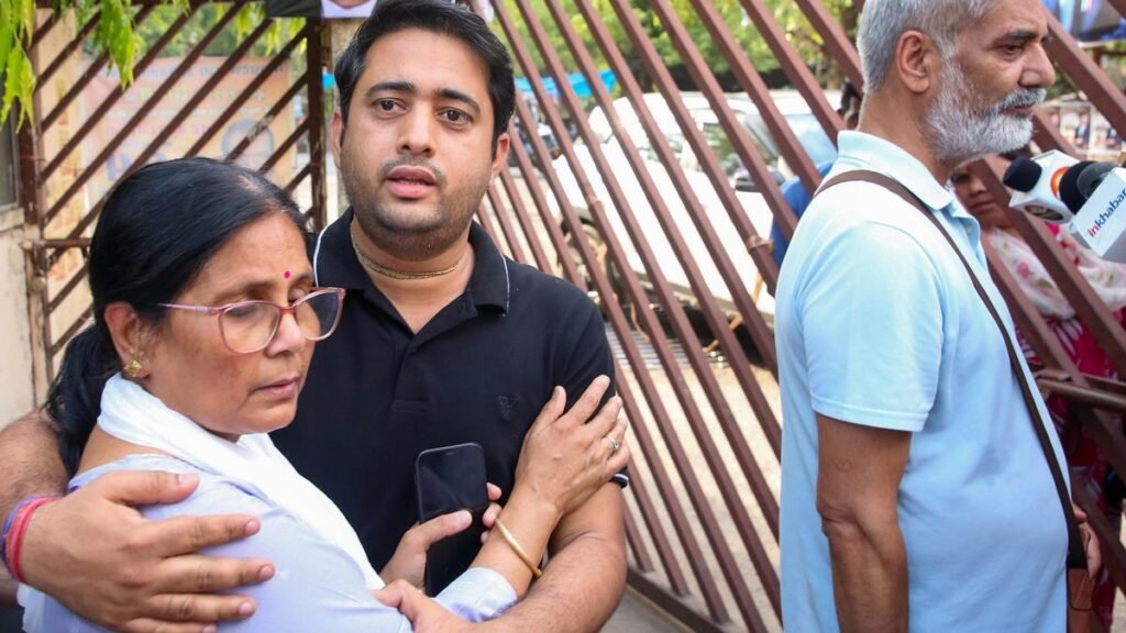 पत्नी की मौत के मामले में वांछित भोपाल के वकील को कोर्ट ने गिरफ्तारी से पहले जमानत देने से इनकार किया; पुलिस ने सूचना देने वाले को इनाम देने की घोषणा की पत्नी की मौत के मामले में वांछित भोपाल के वकील को कोर्ट ने गिरफ्तारी से पहले जमानत देने से इनकार किया; पुलिस ने सूचना देने वाले को इनाम देने की घोषणा की