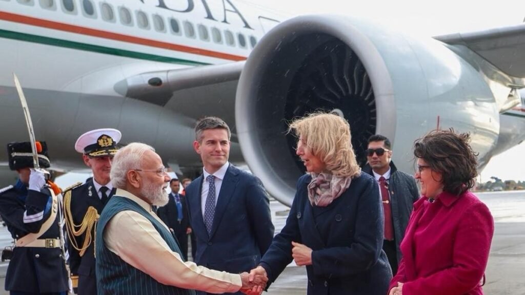 पांच देशों की यात्रा के दूसरे चरण में पीएम मोदी नीदरलैंड पहुंचे