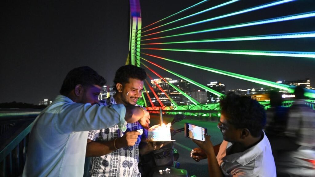 बढ़ते शहर परिदृश्य में साझा स्थान सिकुड़ते जा रहे हैं बढ़ते शहर परिदृश्य में साझा स्थान सिकुड़ते जा रहे हैं