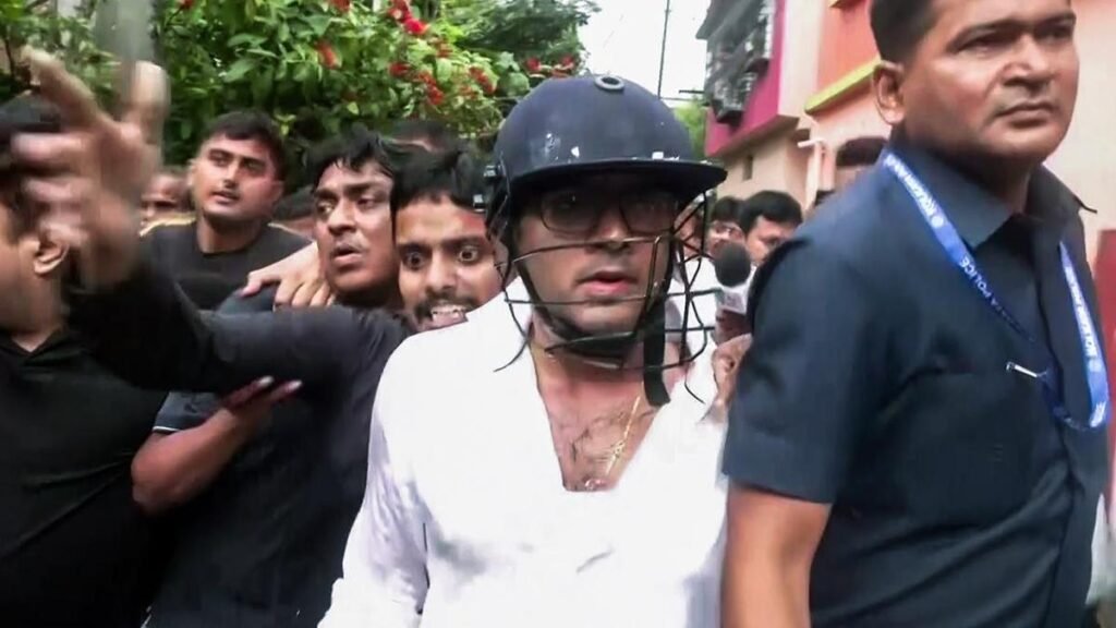भीड़ ने तृणमूल नेता अभिषेक बनर्जी पर हमला किया; ममता ने इसका आरोप बीजेपी पर लगाया