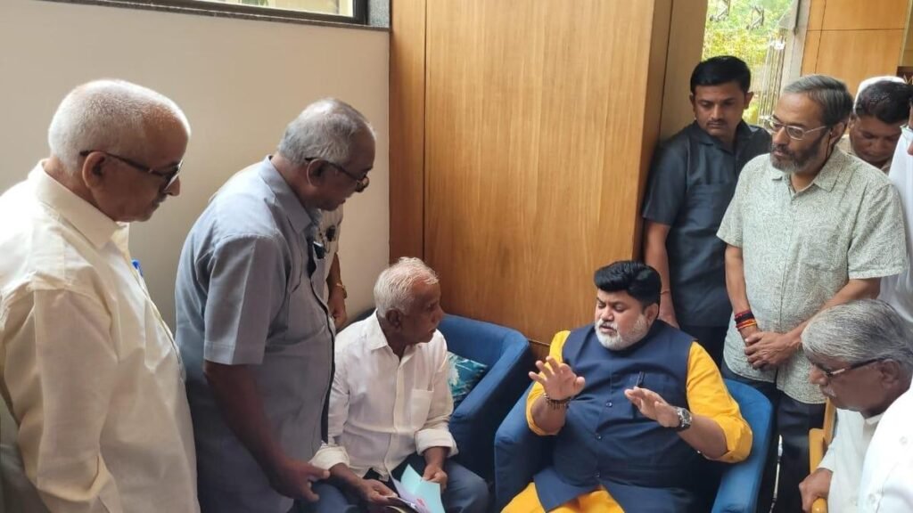 महाराष्ट्र के मंत्री का कहना है कि कर्नाटक से मराठी भाषियों पर कन्नड़ नहीं थोपने का आग्रह किया जाएगा महाराष्ट्र के मंत्री का कहना है कि कर्नाटक से मराठी भाषियों पर कन्नड़ नहीं थोपने का आग्रह किया जाएगा