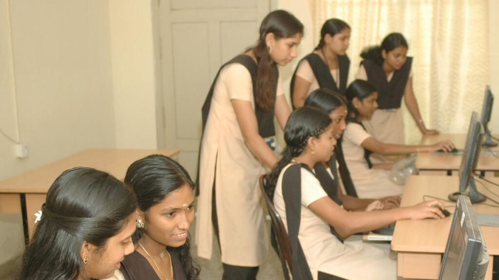 यूपी के राज्यपाल ने सभी राज्य कॉलेजों, विश्वविद्यालयों में छात्रों के लिए वर्दी अनिवार्य कर दी है यूपी के राज्यपाल ने सभी राज्य कॉलेजों, विश्वविद्यालयों में छात्रों के लिए वर्दी अनिवार्य कर दी है
