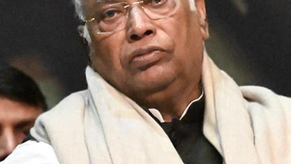 विपक्ष ने ताजा ईंधन मूल्य वृद्धि की निंदा की, खड़गे ने पूछा ‘किसको फायदा’, राहुल ने मोदी को बताया ‘महंगाई आदमी’ विपक्ष ने ताजा ईंधन मूल्य वृद्धि की निंदा की, खड़गे ने पूछा 'किसको फायदा', राहुल ने मोदी को बताया 'महंगाई आदमी'
