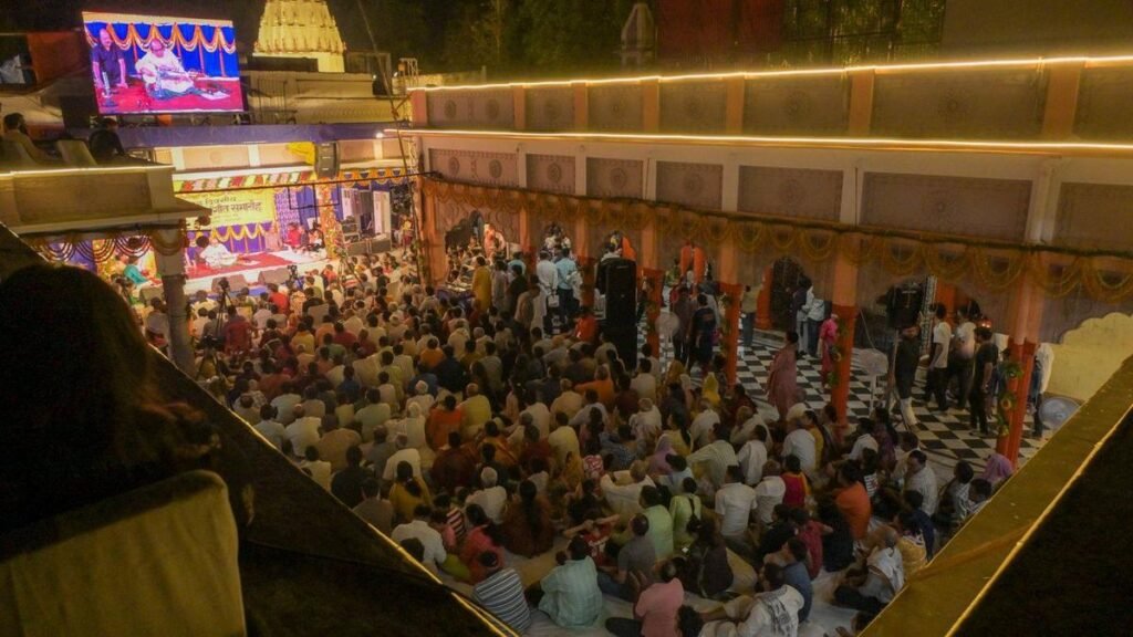 संकट मोचन संगीत समारोह में, सभी धर्मों के कलाकार हनुमान के दरबार में अपनी उपस्थिति दर्ज कराते हैं