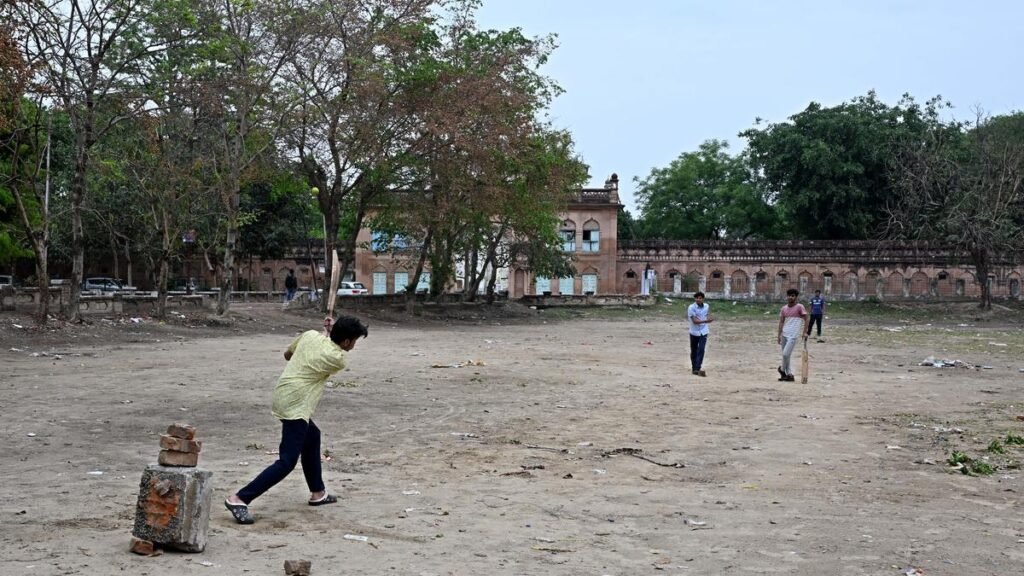 स्मारकों पर अतिक्रमण के बीच अवध की विरासत का टूटना