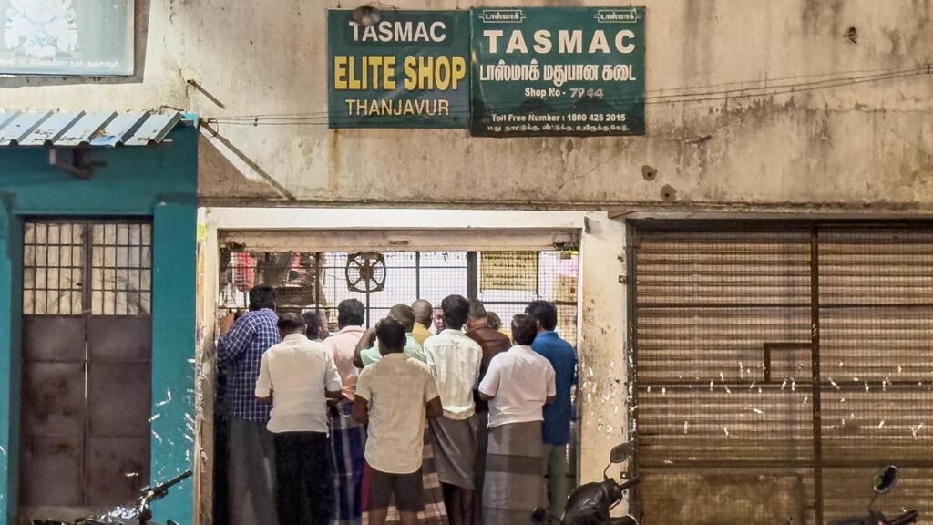 ₹10 अधिभार: TASMAC आउटलेट्स पर, कम वेतन पाने वाले कर्मचारियों को प्रशासनिक विफलता की कीमत चुकानी पड़ती है