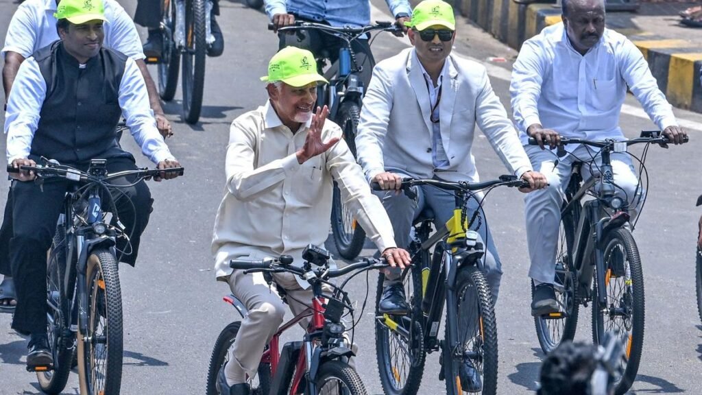 76 साल की उम्र में, नायडू हरे-भरे विशाखापत्तनम के लिए दोपहर की गर्मी में 5.5 किमी साइकिल चलाते हैं