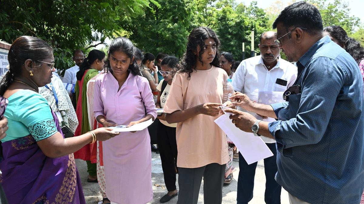 NEET की दोबारा परीक्षा से पहले तनाव छात्रों पर भारी पड़ रहा है