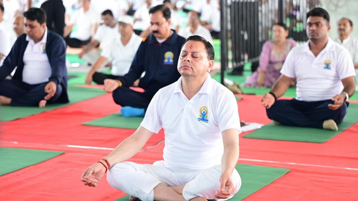 अंतर्राष्ट्रीय योग दिवस पर योग करते पुष्कर सिंह धामी
