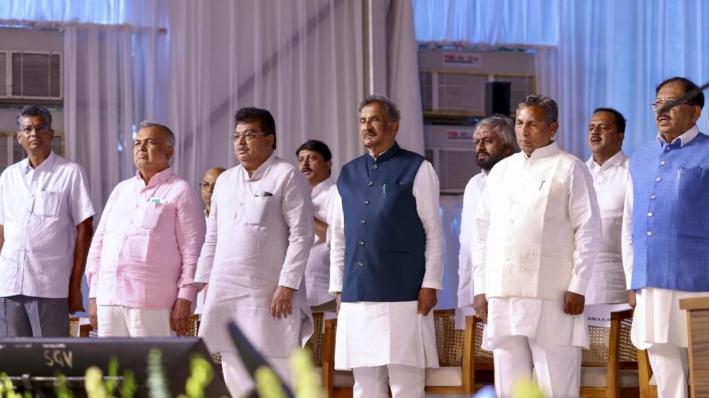अगले कैबिनेट विस्तार तक विभागों पर यथास्थिति रहने की संभावना अगले कैबिनेट विस्तार तक विभागों पर यथास्थिति रहने की संभावना